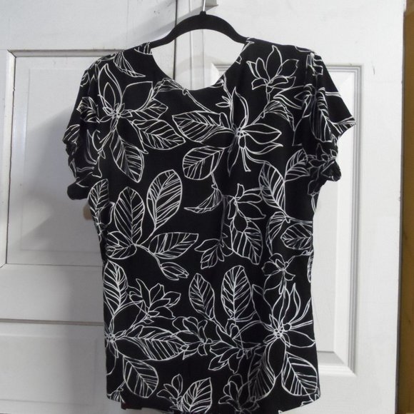 Covington Black/White Leaf Design Short Sleeve Blouse - Picture 5 of 7